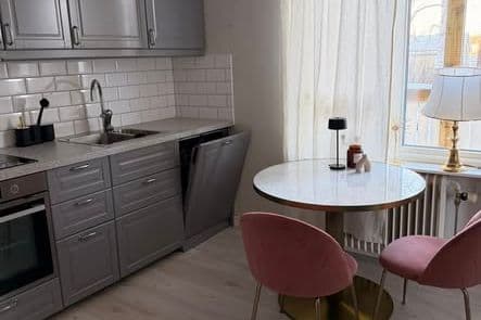 3:a med två balkonger nära stenstan